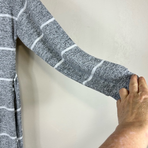 Alison Andrews jersey dress  pit to pit is 18 1-2  length is 35  grey /white - Picture 7 of 7